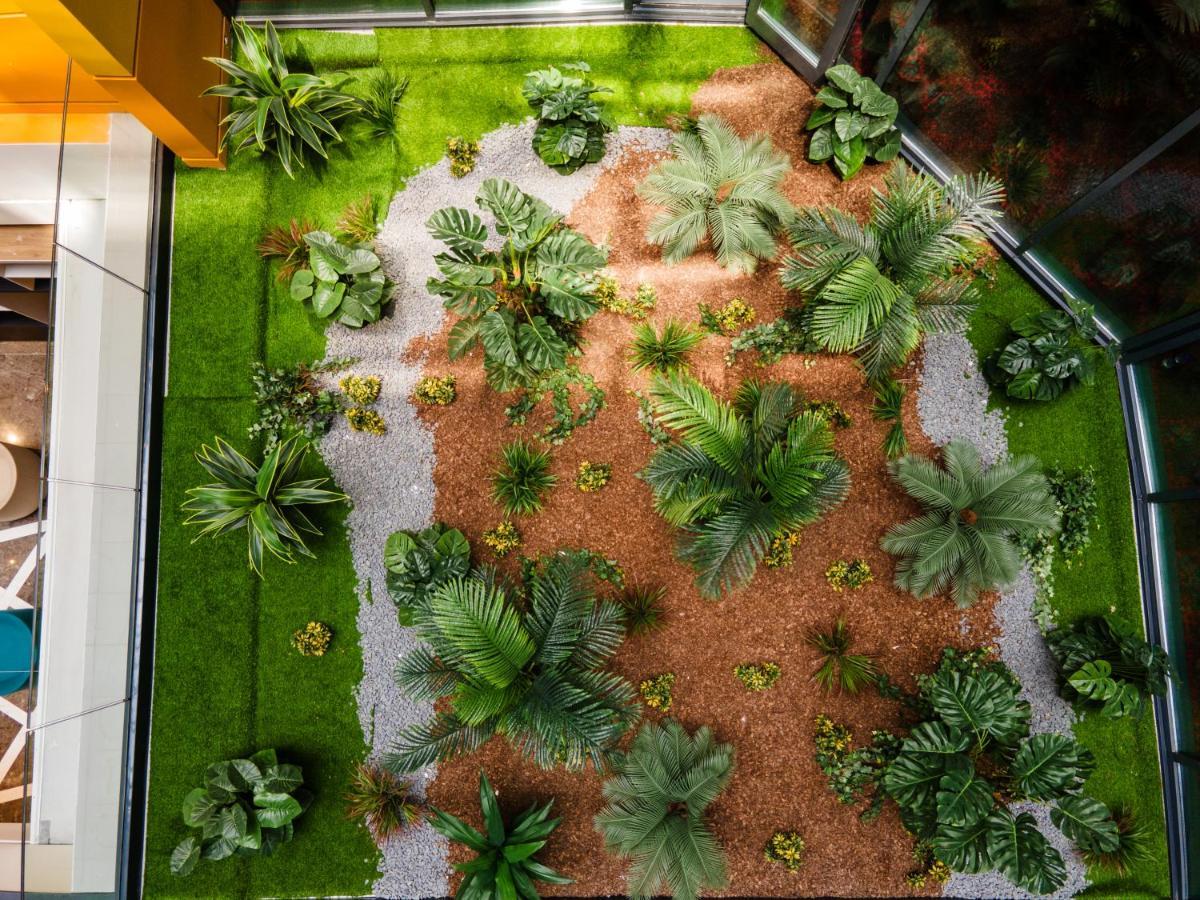 Ibis Styles Istanbul Merter Istambul Exterior foto A green wall in a shopping mall