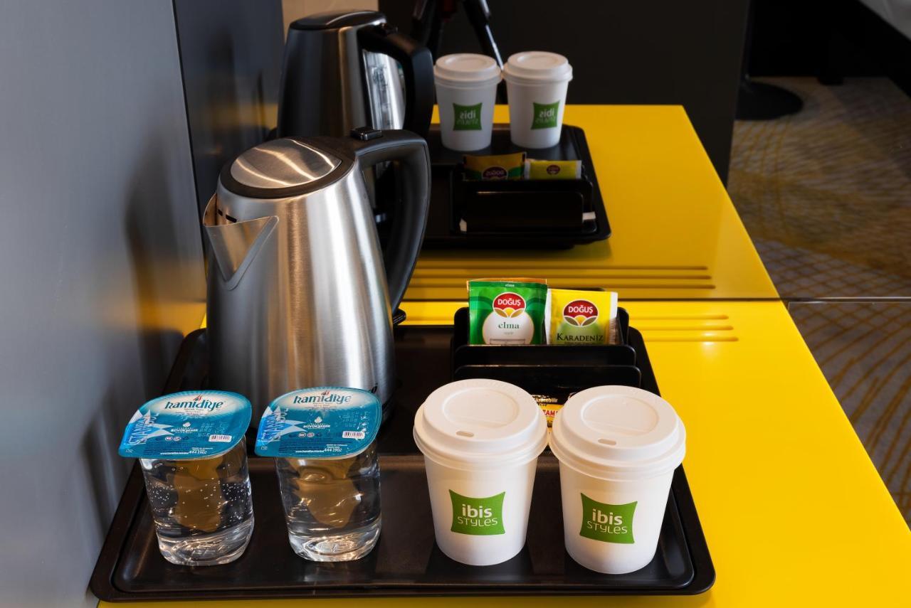 Ibis Styles Istanbul Merter Istambul Quarto foto A kettle with disposable cups and sachets of tea and coffee