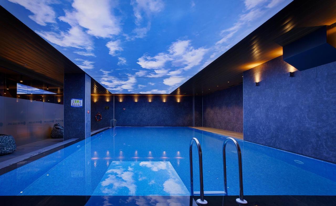 Ibis Styles Istanbul Merter Istambul Exterior foto The swimming pool at the hotel