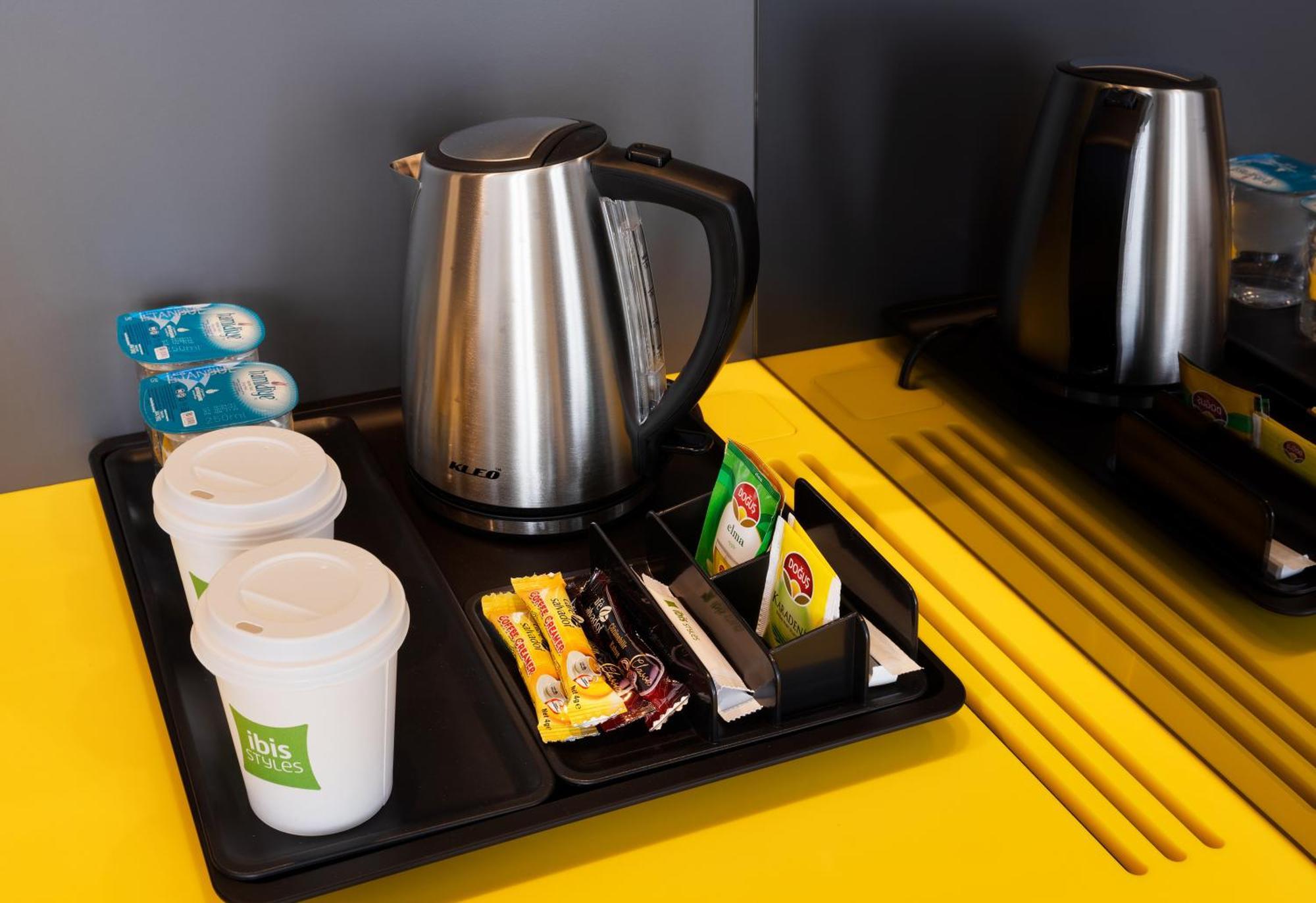 Ibis Styles Istanbul Merter Istambul Quarto foto A kettle with a selection of tea and coffee