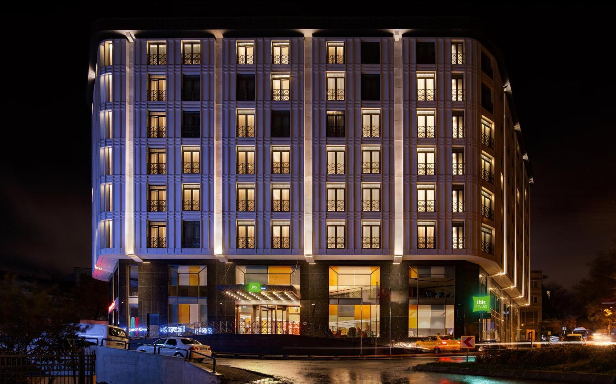Ibis Styles Istanbul Merter Istambul Exterior foto The hotel at night